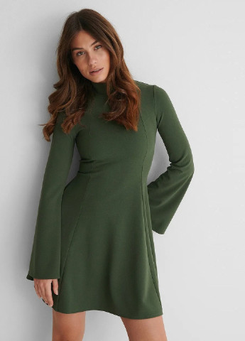 Темно-зелена кежуал сукня кльош NA-KD однотонна