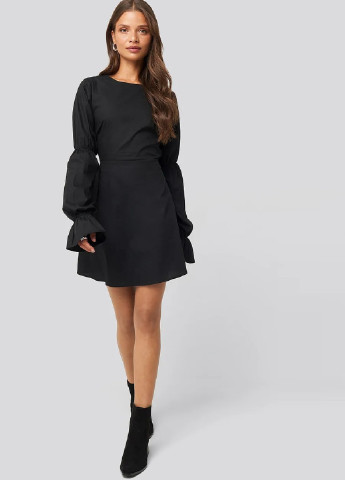Чорна кежуал плаття, сукня кльош, з відкритою спиною NA-KD однотонна