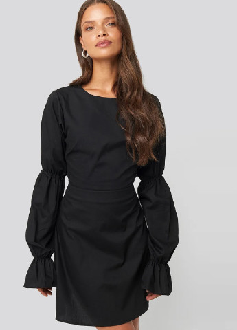 Чорна кежуал плаття, сукня кльош, з відкритою спиною NA-KD однотонна