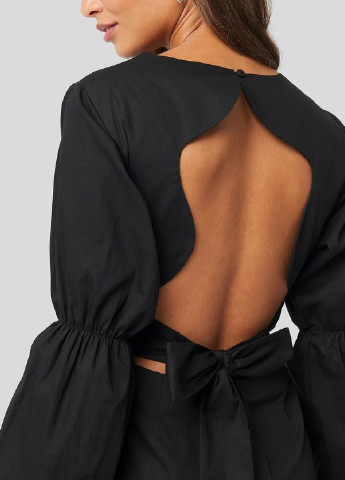 Черное кэжуал платье клеш, с открытой спиной NA-KD однотонное