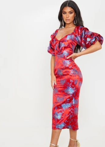 Красное платье PrettyLittleThing с цветочным принтом