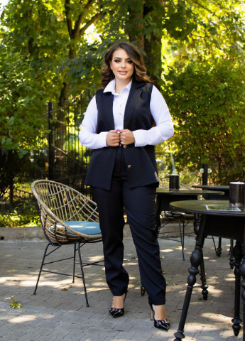 Женский костюм двойка брюки с жилетом черного цвета размер р.48/50 374440 New Trend (256454166)