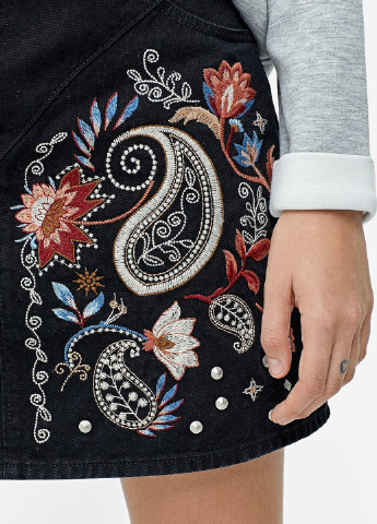 Черная кэжуал цветочной расцветки юбка Stradivarius мини