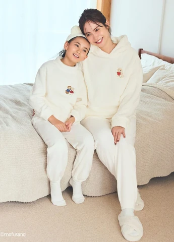 Белая зимняя пижама (свитшот, брюки) Uniqlo
