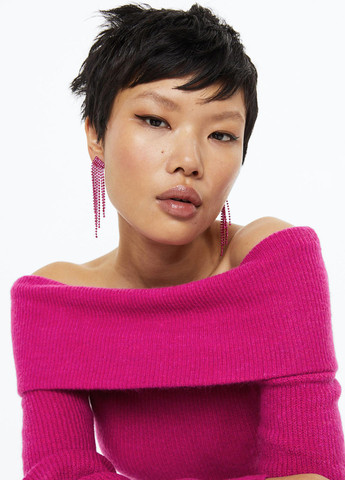 Фуксиновое (цвета Фуксия) кэжуал платье силуэтная, платье-свитер, с открытыми плечами H&M однотонное