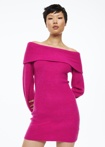 Фуксиновое (цвета Фуксия) кэжуал платье силуэтная, платье-свитер, с открытыми плечами H&M однотонное