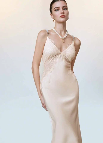 Пудровое вечернее платье платье-комбинация, годе, с открытой спиной SHEIN однотонное