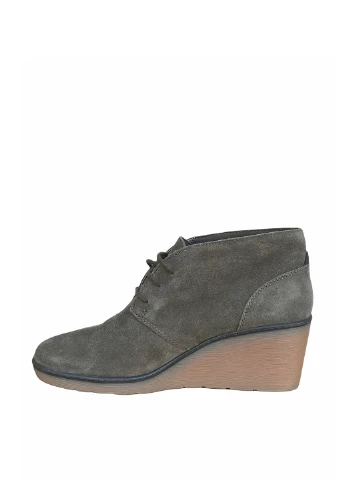 Осенние ботинки Clarks без декора из натуральной замши