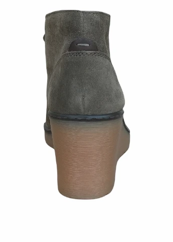 Осенние ботинки Clarks без декора из натуральной замши