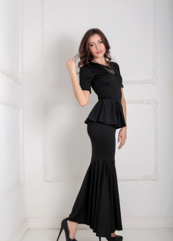 Черное кэжуал вечернее женское платье с коротким рукавом и баской на талии amalia черный Podium однотонное