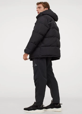 Черная зимняя куртка H&M