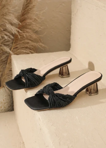 Черные шлепанцы SHEIN