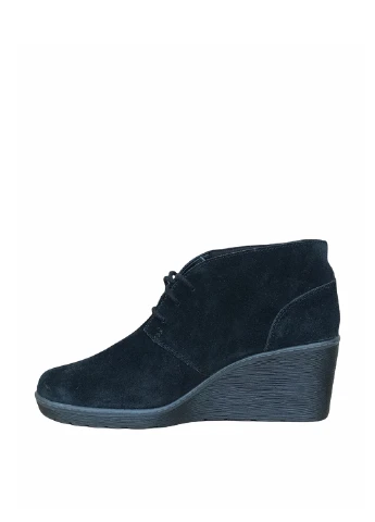 Осенние ботинки Clarks без декора из натуральной замши