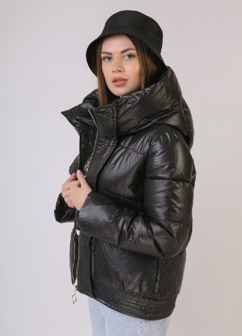 Чорна демісезонна укорочена куртка з об'ємним капюшоном SNOW & PASSION