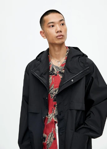 Чорна демісезонна куртка Pull & Bear