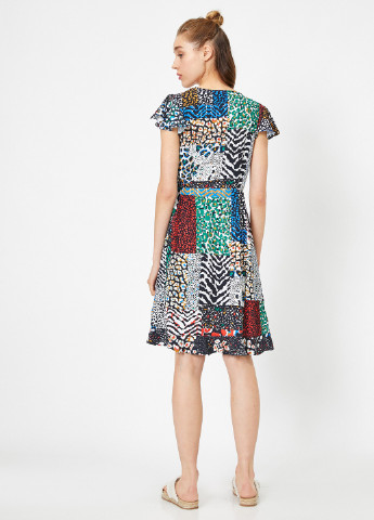 Комбинированное кэжуал платье на запах KOTON с абстрактным узором