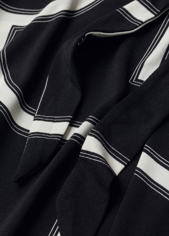 Черно-белое повседневный платье H&M с абстрактным узором