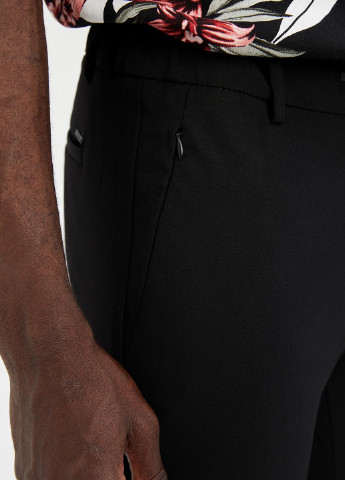 Черные кэжуал демисезонные укороченные, зауженные брюки DeFacto