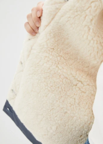 Темно-серая демисезонная куртка джинсовая женская на овчине denim темно-серая Dasti Urban