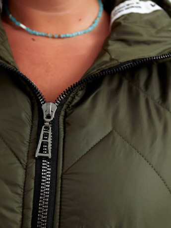 Жіноча жилетка з накладними кишенями колір хакі р.48/50 322710 New Trend (255400831)