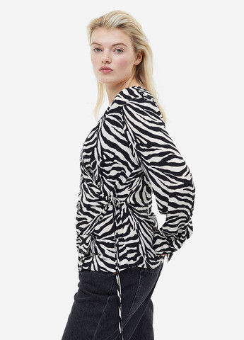 Чорно-біла блуза на запах H&M