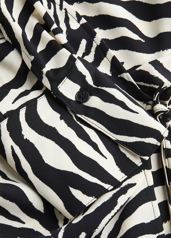 Чорно-біла блуза на запах H&M