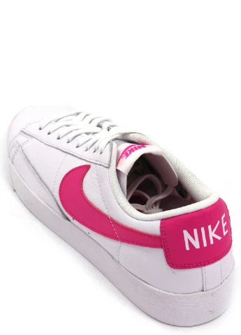 Білі жіночі кеди w blazer low Nike
