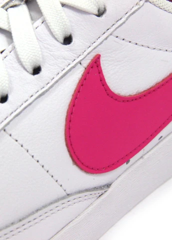 Білі жіночі кеди w blazer low Nike