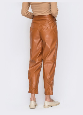 коричневые брюки из экокожи с защипами у пояса Dressa (223457781)