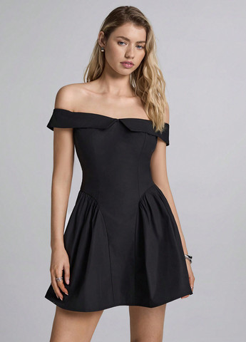 Черное коктейльное платье силуэтная, с юбкой-солнце, с открытыми плечами, с открытой спиной SHEIN однотонное