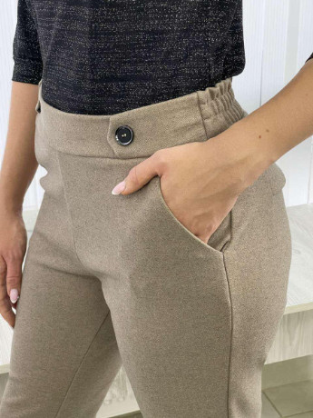 Женские брюки кашемирове бежевого цвета р.М 358743 New Trend темно-бежеві