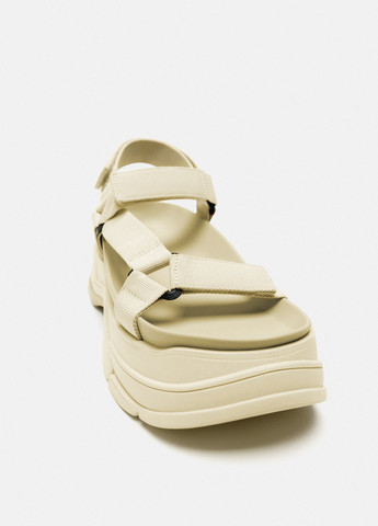 Молочные босоножки Zara на липучке