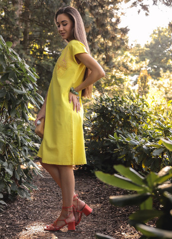 Желтое кэжуал платье платье-футболка INNOE бабочки