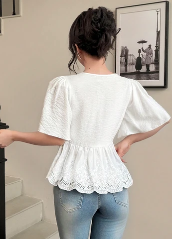 Біла блуза з баскою SHEIN