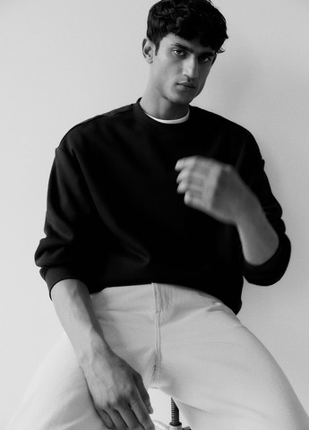 Черный свитшот H&M однотонный без декора (358926600)