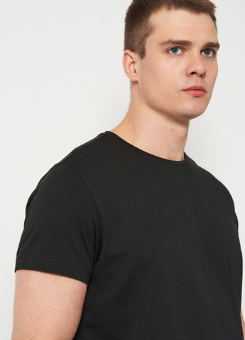 Черная футболка James Harvest