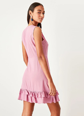 Светло-розовое коктейльное платье клеш Trendyol однотонное