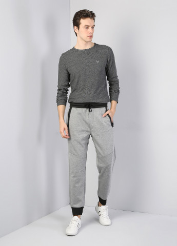 Темно-серый демисезонный кэжуал лонгслив Colin's с логотипом