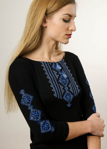 Чёрная женская вышитая футболка гуцулка черная с синей вышивкой Melanika узор геометрический приталенная хлопок органический (250206139)