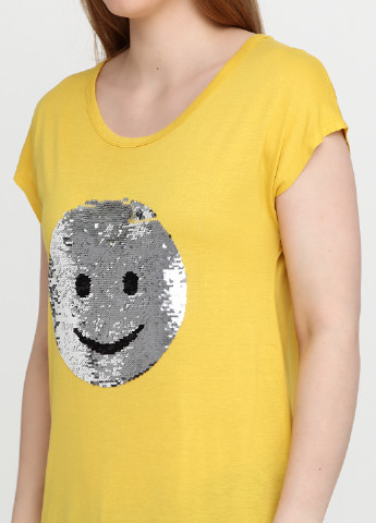 Желтая летняя футболка Sassofono
