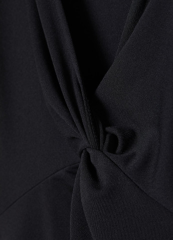 Черное вечернее платье с треугольным вырезом H&M однотонное