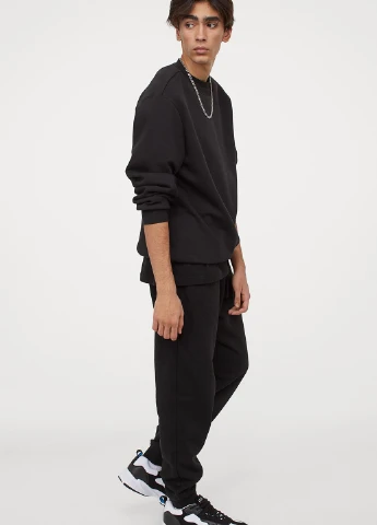Черный свитшот H&M однотонный без декора (222302311)