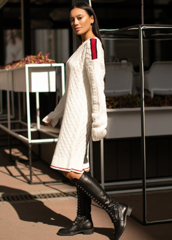 Молочное кэжуал молочное трикотажное платье с красными вставками SL.IRA с абстрактным узором