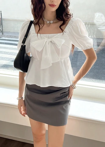 Молочна блуза з баскою SHEIN