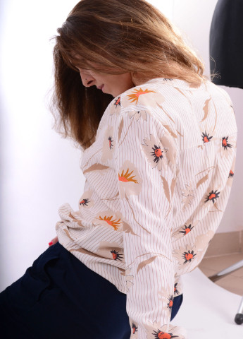 Светло-бежевая демисезонная блуза с цветочным принтом в60 Luxik