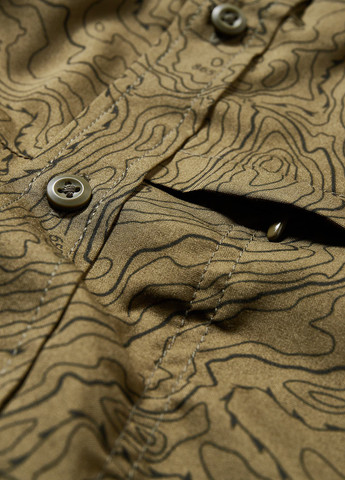 Оливковковая (хаки) кэжуал рубашка с абстрактным узором C&A