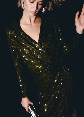 Темно-зеленое вечернее платье на запах H&M однотонное