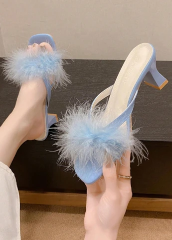 Голубые шлепанцы SHEIN с перьями