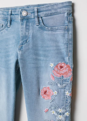 Голубые демисезонные зауженные джинсы H&M