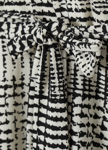 Чорно-білий кежуал сукня на запах, кльош H&M з абстрактним візерунком